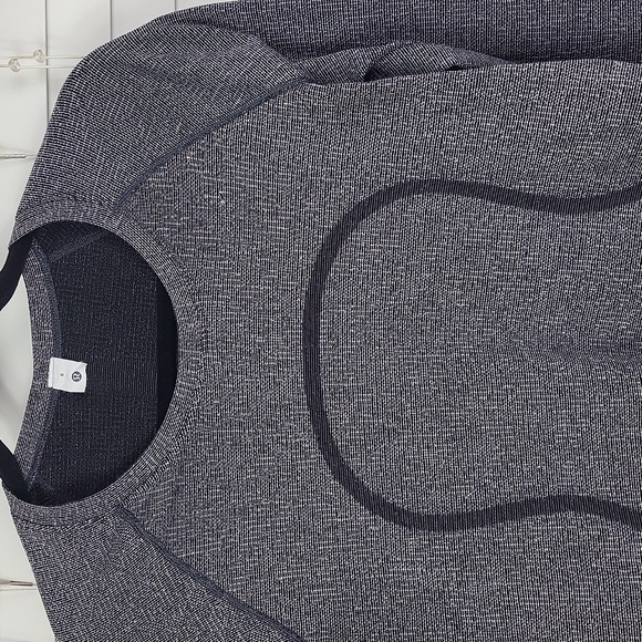 Lululemon Athletica Charcoal/Silver Long Sleeve Top. Size 8 - Picture 3 of 12
